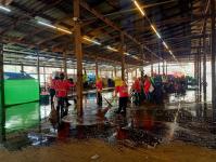 เทศบาลนครแม่สอด ล้างทำความสะอาดและฉีดพ่นน้ำยาฆ่าเชื้อบริเวณตลาดสิงห์รุ่งเรือง ตลาดนครแม่สอด และตลาดศรีมอย เพื่อควบคุมและป้องกันการแพร่ระบาดของโรคติดเชื้อไวรัสโคโรนา 2019