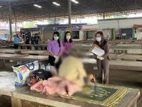 ลงพื้นที่บริเวณตลาดท่ารถแม่ระมาด พบหญิงสูงอายุประมาณ 60 กว่าปี อาศัยบริเวณดังกล่าวกว่า2เดือน 
