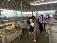 ลงพื้นที่บริเวณตลาดท่ารถแม่ระมาด พบหญิงสูงอายุประมาณ 60 กว่าปี อาศัยบริเวณดังกล่าวกว่า2เดือน 