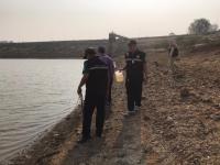 นักวิชาการสุขาภิบาล ลงพื้นที่เก็บตัวอย่างน้ำเพื่อวิเคราะห์คุณภาพภาพทิ้งน้ำเสียชุมชน กรณีเรื่องร้องเรียนปัญหาน้ำเสียจากลำห้วยแม่สอด