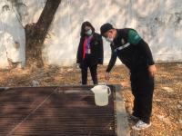 นักวิชาการสุขาภิบาล ลงพื้นที่เก็บตัวอย่างน้ำเพื่อวิเคราะห์คุณภาพภาพทิ้งน้ำเสียชุมชน กรณีเรื่องร้องเรียนปัญหาน้ำเสียจากลำห้วยแม่สอด