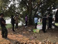 นักวิชาการสุขาภิบาล ลงพื้นที่เก็บตัวอย่างน้ำเพื่อวิเคราะห์คุณภาพภาพทิ้งน้ำเสียชุมชน กรณีเรื่องร้องเรียนปัญหาน้ำเสียจากลำห้วยแม่สอด