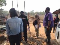 นักวิชาการสุขาภิบาล ลงพื้นที่เก็บตัวอย่างน้ำเพื่อวิเคราะห์คุณภาพภาพทิ้งน้ำเสียชุมชน กรณีเรื่องร้องเรียนปัญหาน้ำเสียจากลำห้วยแม่สอด