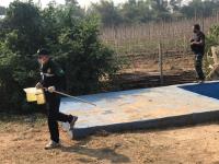 นักวิชาการสุขาภิบาล ลงพื้นที่เก็บตัวอย่างน้ำเพื่อวิเคราะห์คุณภาพภาพทิ้งน้ำเสียชุมชน กรณีเรื่องร้องเรียนปัญหาน้ำเสียจากลำห้วยแม่สอด