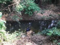 นักวิชาการสุขาภิบาล ลงพื้นที่เก็บตัวอย่างน้ำเพื่อวิเคราะห์คุณภาพภาพทิ้งน้ำเสียชุมชน กรณีเรื่องร้องเรียนปัญหาน้ำเสียจากลำห้วยแม่สอด