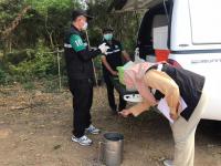 นักวิชาการสุขาภิบาล ลงพื้นที่เก็บตัวอย่างน้ำเพื่อวิเคราะห์คุณภาพภาพทิ้งน้ำเสียชุมชน กรณีเรื่องร้องเรียนปัญหาน้ำเสียจากลำห้วยแม่สอด