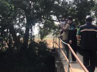 นักวิชาการสุขาภิบาล ลงพื้นที่เก็บตัวอย่างน้ำเพื่อวิเคราะห์คุณภาพภาพทิ้งน้ำเสียชุมชน กรณีเรื่องร้องเรียนปัญหาน้ำเสียจากลำห้วยแม่สอด