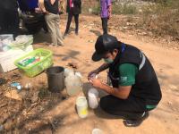 นักวิชาการสุขาภิบาล ลงพื้นที่เก็บตัวอย่างน้ำเพื่อวิเคราะห์คุณภาพภาพทิ้งน้ำเสียชุมชน กรณีเรื่องร้องเรียนปัญหาน้ำเสียจากลำห้วยแม่สอด