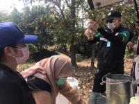 นักวิชาการสุขาภิบาล ลงพื้นที่เก็บตัวอย่างน้ำเพื่อวิเคราะห์คุณภาพภาพทิ้งน้ำเสียชุมชน กรณีเรื่องร้องเรียนปัญหาน้ำเสียจากลำห้วยแม่สอด