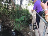 นักวิชาการสุขาภิบาล ลงพื้นที่เก็บตัวอย่างน้ำเพื่อวิเคราะห์คุณภาพภาพทิ้งน้ำเสียชุมชน กรณีเรื่องร้องเรียนปัญหาน้ำเสียจากลำห้วยแม่สอด