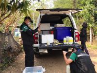 นักวิชาการสุขาภิบาล ลงพื้นที่เก็บตัวอย่างน้ำเพื่อวิเคราะห์คุณภาพภาพทิ้งน้ำเสียชุมชน กรณีเรื่องร้องเรียนปัญหาน้ำเสียจากลำห้วยแม่สอด