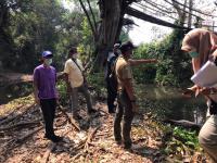 นักวิชาการสุขาภิบาล ลงพื้นที่เก็บตัวอย่างน้ำเพื่อวิเคราะห์คุณภาพภาพทิ้งน้ำเสียชุมชน กรณีเรื่องร้องเรียนปัญหาน้ำเสียจากลำห้วยแม่สอด