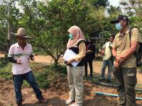 นักวิชาการสุขาภิบาล ลงพื้นที่เก็บตัวอย่างน้ำเพื่อวิเคราะห์คุณภาพภาพทิ้งน้ำเสียชุมชน กรณีเรื่องร้องเรียนปัญหาน้ำเสียจากลำห้วยแม่สอด