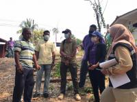 นักวิชาการสุขาภิบาล ลงพื้นที่เก็บตัวอย่างน้ำเพื่อวิเคราะห์คุณภาพภาพทิ้งน้ำเสียชุมชน กรณีเรื่องร้องเรียนปัญหาน้ำเสียจากลำห้วยแม่สอด