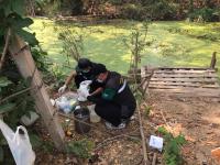 นักวิชาการสุขาภิบาล ลงพื้นที่เก็บตัวอย่างน้ำเพื่อวิเคราะห์คุณภาพภาพทิ้งน้ำเสียชุมชน กรณีเรื่องร้องเรียนปัญหาน้ำเสียจากลำห้วยแม่สอด