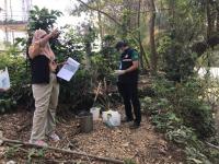 นักวิชาการสุขาภิบาล ลงพื้นที่เก็บตัวอย่างน้ำเพื่อวิเคราะห์คุณภาพภาพทิ้งน้ำเสียชุมชน กรณีเรื่องร้องเรียนปัญหาน้ำเสียจากลำห้วยแม่สอด