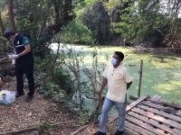 นักวิชาการสุขาภิบาล ลงพื้นที่เก็บตัวอย่างน้ำเพื่อวิเคราะห์คุณภาพภาพทิ้งน้ำเสียชุมชน กรณีเรื่องร้องเรียนปัญหาน้ำเสียจากลำห้วยแม่สอด