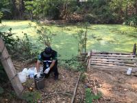 นักวิชาการสุขาภิบาล ลงพื้นที่เก็บตัวอย่างน้ำเพื่อวิเคราะห์คุณภาพภาพทิ้งน้ำเสียชุมชน กรณีเรื่องร้องเรียนปัญหาน้ำเสียจากลำห้วยแม่สอด