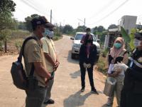 นักวิชาการสุขาภิบาล ลงพื้นที่เก็บตัวอย่างน้ำเพื่อวิเคราะห์คุณภาพภาพทิ้งน้ำเสียชุมชน กรณีเรื่องร้องเรียนปัญหาน้ำเสียจากลำห้วยแม่สอด