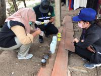 นักวิชาการสุขาภิบาล ลงพื้นที่เก็บตัวอย่างน้ำเพื่อวิเคราะห์คุณภาพภาพทิ้งน้ำเสียชุมชน กรณีเรื่องร้องเรียนปัญหาน้ำเสียจากลำห้วยแม่สอด