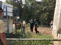 นักวิชาการสุขาภิบาล ลงพื้นที่เก็บตัวอย่างน้ำเพื่อวิเคราะห์คุณภาพภาพทิ้งน้ำเสียชุมชน กรณีเรื่องร้องเรียนปัญหาน้ำเสียจากลำห้วยแม่สอด