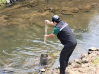 นักวิชาการสุขาภิบาล ลงพื้นที่เก็บตัวอย่างน้ำเพื่อวิเคราะห์คุณภาพภาพทิ้งน้ำเสียชุมชน กรณีเรื่องร้องเรียนปัญหาน้ำเสียจากลำห้วยแม่สอด