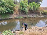 นักวิชาการสุขาภิบาล ลงพื้นที่เก็บตัวอย่างน้ำเพื่อวิเคราะห์คุณภาพภาพทิ้งน้ำเสียชุมชน กรณีเรื่องร้องเรียนปัญหาน้ำเสียจากลำห้วยแม่สอด