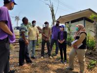 นักวิชาการสุขาภิบาล ลงพื้นที่เก็บตัวอย่างน้ำเพื่อวิเคราะห์คุณภาพภาพทิ้งน้ำเสียชุมชน กรณีเรื่องร้องเรียนปัญหาน้ำเสียจากลำห้วยแม่สอด