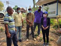 นักวิชาการสุขาภิบาล ลงพื้นที่เก็บตัวอย่างน้ำเพื่อวิเคราะห์คุณภาพภาพทิ้งน้ำเสียชุมชน กรณีเรื่องร้องเรียนปัญหาน้ำเสียจากลำห้วยแม่สอด