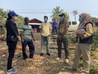 นักวิชาการสุขาภิบาล ลงพื้นที่เก็บตัวอย่างน้ำเพื่อวิเคราะห์คุณภาพภาพทิ้งน้ำเสียชุมชน กรณีเรื่องร้องเรียนปัญหาน้ำเสียจากลำห้วยแม่สอด