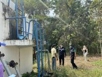 นักวิชาการสุขาภิบาล ลงพื้นที่เก็บตัวอย่างน้ำเพื่อวิเคราะห์คุณภาพภาพทิ้งน้ำเสียชุมชน กรณีเรื่องร้องเรียนปัญหาน้ำเสียจากลำห้วยแม่สอด