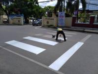 งานสาธารณูปโภค ฝ่ายการโยธา ร่วมกิจกรรมจิตอาสา (เราทำความดี เพื่อชาติ ศาสน์ กษัตริย์) ร่วมกับงานจราจร สภ.แม่สอด ตีเส้นจราจรทางม้าลาย เพื่อเตรียมความพร้อมสำหรับการเปิดเรียนวันแรก