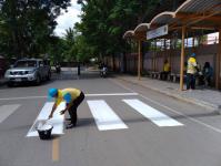 งานสาธารณูปโภค ฝ่ายการโยธา ร่วมกิจกรรมจิตอาสา (เราทำความดี เพื่อชาติ ศาสน์ กษัตริย์) ร่วมกับงานจราจร สภ.แม่สอด ตีเส้นจราจรทางม้าลาย เพื่อเตรียมความพร้อมสำหรับการเปิดเรียนวันแรก