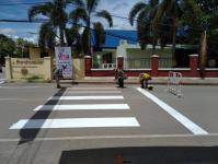 งานสาธารณูปโภค ฝ่ายการโยธา ร่วมกิจกรรมจิตอาสา (เราทำความดี เพื่อชาติ ศาสน์ กษัตริย์) ร่วมกับงานจราจร สภ.แม่สอด ตีเส้นจราจรทางม้าลาย เพื่อเตรียมความพร้อมสำหรับการเปิดเรียนวันแรก