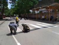 งานสาธารณูปโภค ฝ่ายการโยธา ร่วมกิจกรรมจิตอาสา (เราทำความดี เพื่อชาติ ศาสน์ กษัตริย์) ร่วมกับงานจราจร สภ.แม่สอด ตีเส้นจราจรทางม้าลาย เพื่อเตรียมความพร้อมสำหรับการเปิดเรียนวันแรก