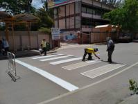 งานสาธารณูปโภค ฝ่ายการโยธา ร่วมกิจกรรมจิตอาสา (เราทำความดี เพื่อชาติ ศาสน์ กษัตริย์) ร่วมกับงานจราจร สภ.แม่สอด ตีเส้นจราจรทางม้าลาย เพื่อเตรียมความพร้อมสำหรับการเปิดเรียนวันแรก