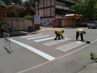 งานสาธารณูปโภค ฝ่ายการโยธา ร่วมกิจกรรมจิตอาสา (เราทำความดี เพื่อชาติ ศาสน์ กษัตริย์) ร่วมกับงานจราจร สภ.แม่สอด ตีเส้นจราจรทางม้าลาย เพื่อเตรียมความพร้อมสำหรับการเปิดเรียนวันแรก