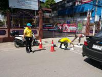 งานสาธารณูปโภค ฝ่ายการโยธา ร่วมกิจกรรมจิตอาสา (เราทำความดี เพื่อชาติ ศาสน์ กษัตริย์) ร่วมกับงานจราจร สภ.แม่สอด ตีเส้นจราจรทางม้าลาย เพื่อเตรียมความพร้อมสำหรับการเปิดเรียนวันแรก