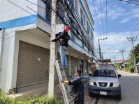 กองวิชาการและแผนงาน ดำเนินการซ่อมแซมเคเบิ้ลทีวีเพื่อการศึกษาเทศบาลนครแม่สอดในเขตเทศบาล