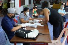 ทน.แม่สอด แจกเบี้ยยังชีพผู้สูงอายุและผู้พิการ ประจำเดือนกรกฎาคม 2564 