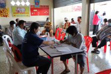 ทน.แม่สอด แจกเบี้ยยังชีพผู้สูงอายุและผู้พิการ ประจำเดือนกรกฎาคม 2564 