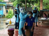 เจ้าหน้าที่คลินิกชุมชนอบอุ่นเทศบาลนครแม่สอด ออกหน่วยตรวจคัดกรอง COVID-19 เชิงรุก