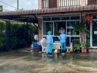 เจ้าหน้าที่คลินิกชุมชนอบอุ่นเทศบาลนครแม่สอด ออกเยี่ยมสอบถามอาการผู้ป่วยโควิด-19 (Home Isolation)