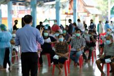 คลินิกชุมชนอบอุ่นเทศบาลนครแม่สอด ออกหน่วยฉีดวัคซีนป้องกันโควิด-19 ณ วัดบุญญาวาส