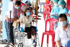 คลินิกชุมชนอบอุ่นเทศบาลนครแม่สอด ออกหน่วยฉีดวัคซีนป้องกันโควิด-19 ณ วัดบุญญาวาส