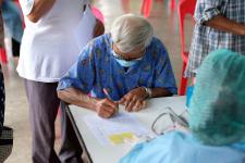 คลินิกชุมชนอบอุ่นเทศบาลนครแม่สอด ออกหน่วยฉีดวัคซีนป้องกันโควิด-19 ณ วัดบุญญาวาส