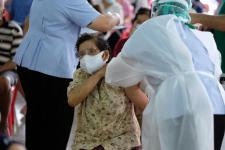 คลินิกชุมชนอบอุ่นเทศบาลนครแม่สอด ออกหน่วยฉีดวัคซีนป้องกันโควิด-19 ณ วัดบุญญาวาส