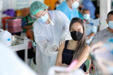 คลินิกชุมชนอบอุ่นเทศบาลนครแม่สอด ออกหน่วยฉีดวัคซีนป้องกันโควิด-19 ณ วัดดอนไชย