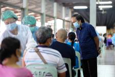 คลินิกชุมชนอบอุ่นเทศบาลนครแม่สอด ออกหน่วยฉีดวัคซีนป้องกันโควิด-19 ณ วัดดอนไชย