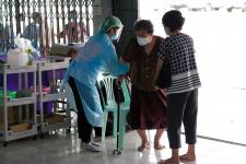 คลินิกชุมชนอบอุ่นเทศบาลนครแม่สอด ออกหน่วยฉีดวัคซีนป้องกันโควิด-19 ณ วัดดอนไชย